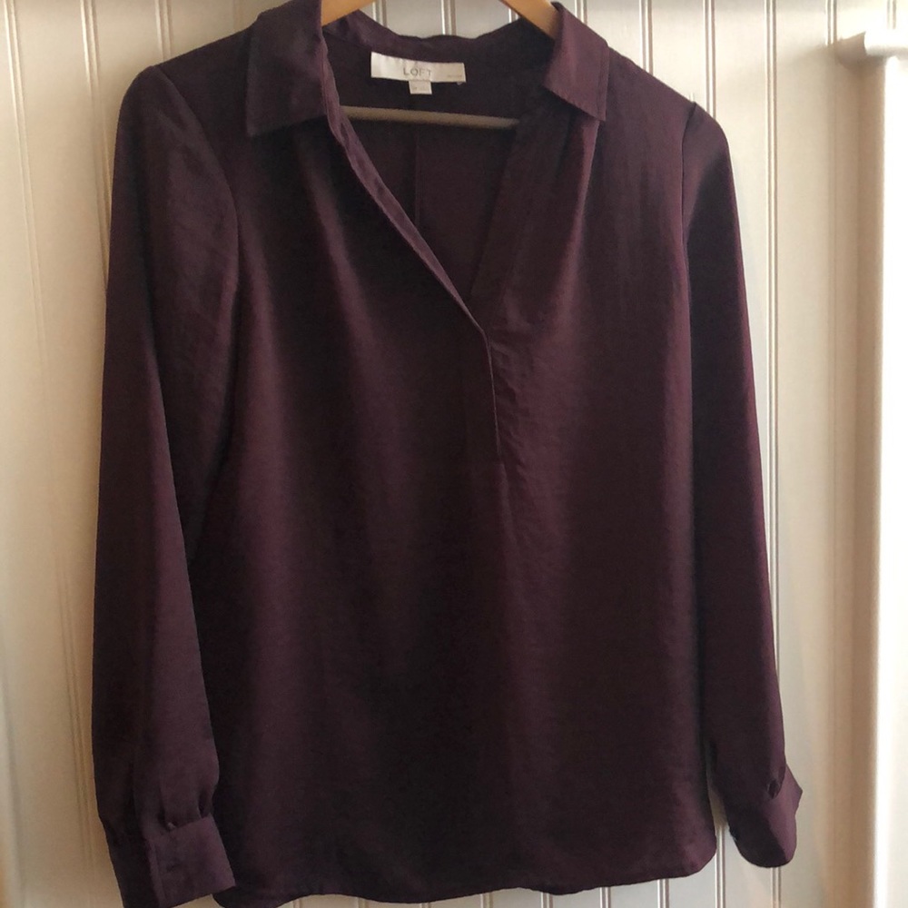 Ann Taylor Loft MP burgundy top. Long sleeves with button closure. V neck.